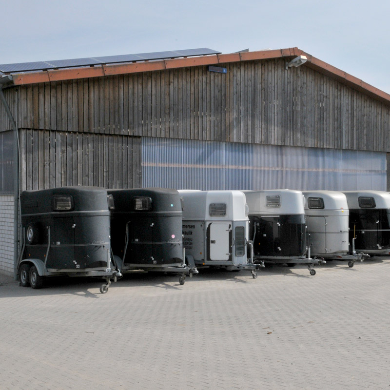 Hofanlage mit Pferdetransportern